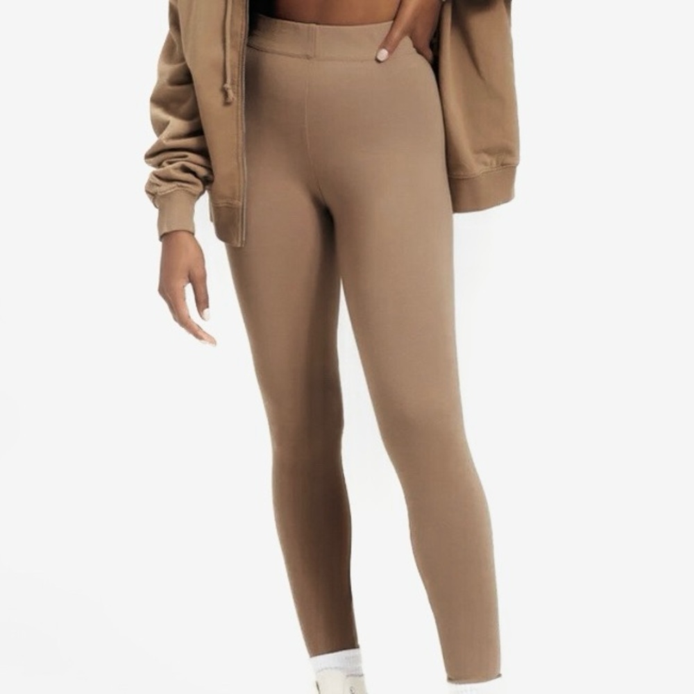 Good American Essential Leggings in Shade “Putty”
